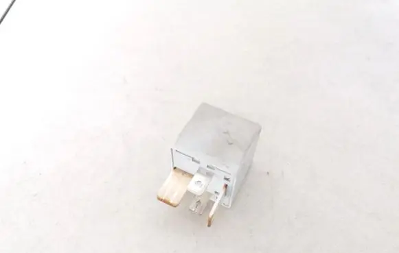 Volkswagen PASSAT B5 Other relay 8D0951253