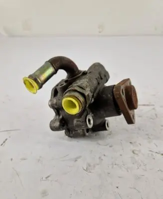 Volkswagen PASSAT B5.5 Power steering pump 8D0145156L