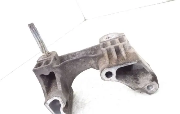 Engine mounting bracket