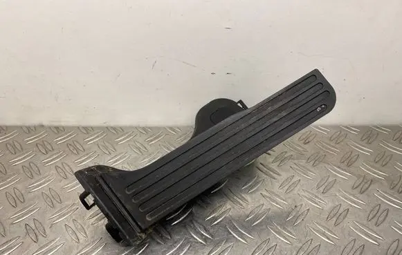 Accelerator throttle pedal