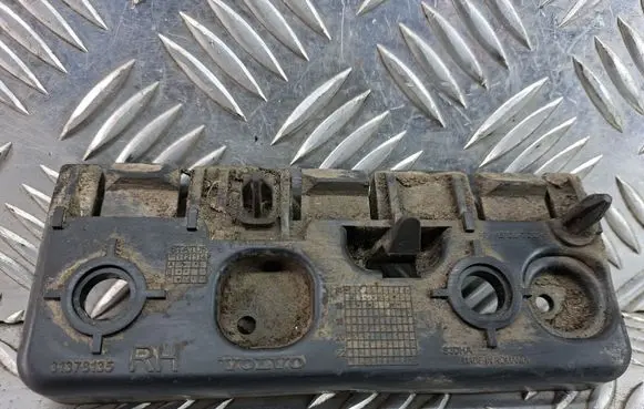 Volvo XC90 Fender mounting bracket 31378135