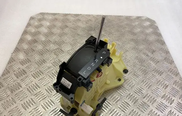 Mitsubishi Outlander Gear shifter/selector 2400AQ376