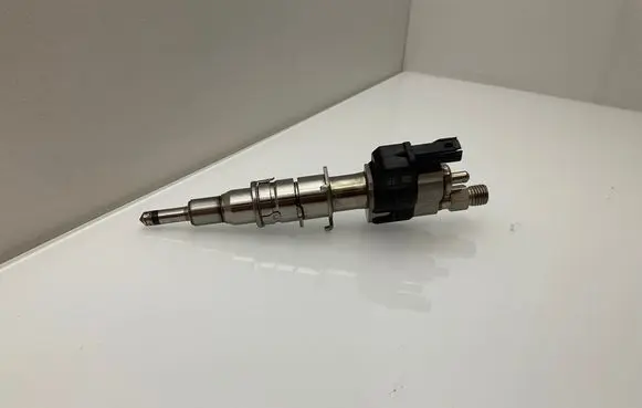 BMW 5 E60 E61 Fuel injector 7585261 10181010 758526112