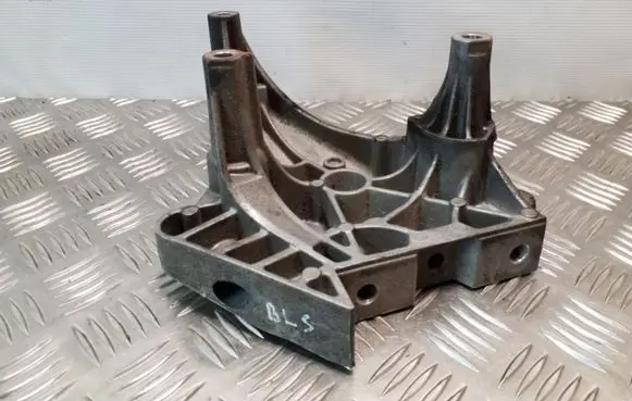 Volkswagen Touran I Engine mounting bracket 03G199207G