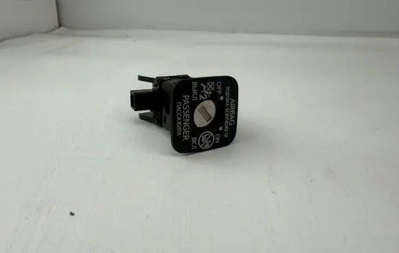 Toyota Yaris XP210 Passenger airbag on/off switch