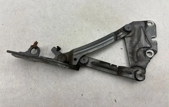 Engine bonnet/hood hinges