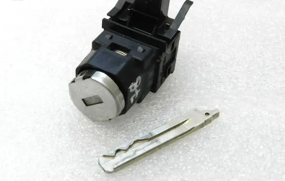 Toyota Yaris XP210 Glove box opening button 55550K0030C0