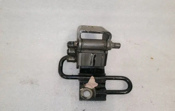 Volkswagen Touareg I Front door upper hinge 7L0831412 ES9B405SK