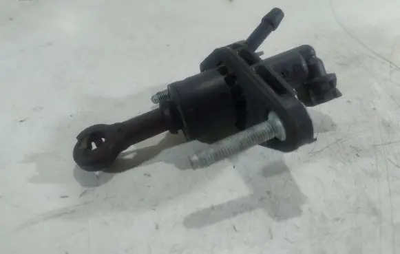 Suzuki Swift II Clutch slave cylinder 