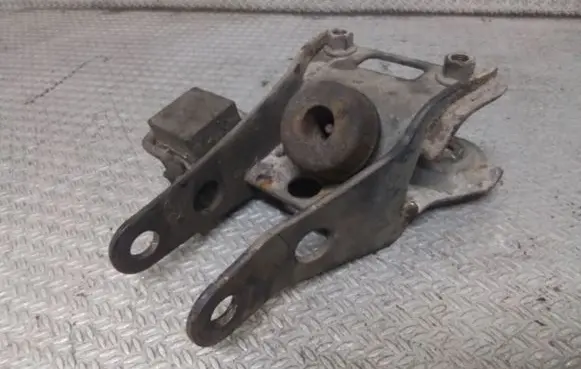 Toyota Prius (XW20) Engine mounting bracket