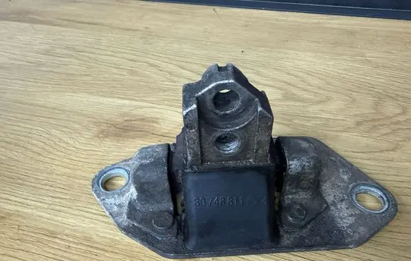 Volvo XC90 Engine mount bracket 30748811