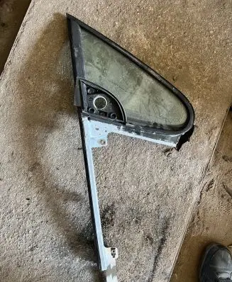 Peugeot 307 CC Front vent window/glass (coupe) 