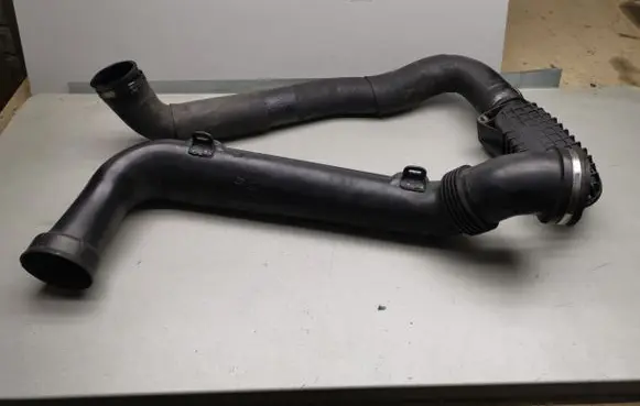 Land Rover Discovery 3 - LR3 Intercooler hose/pipe 4619625902 PHD000603 4H2Q6K770BB