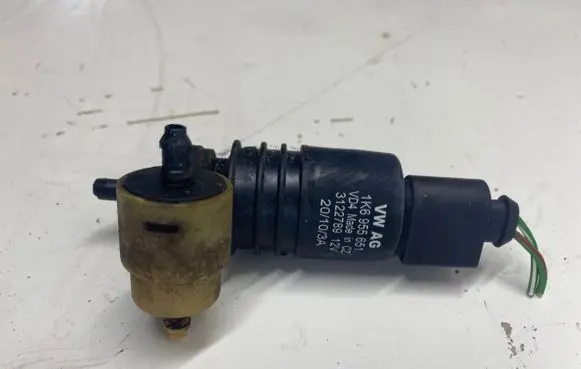 Volkswagen PASSAT B7 Windscreen/windshield washer pump 1K6955651 3122789 8P0973722