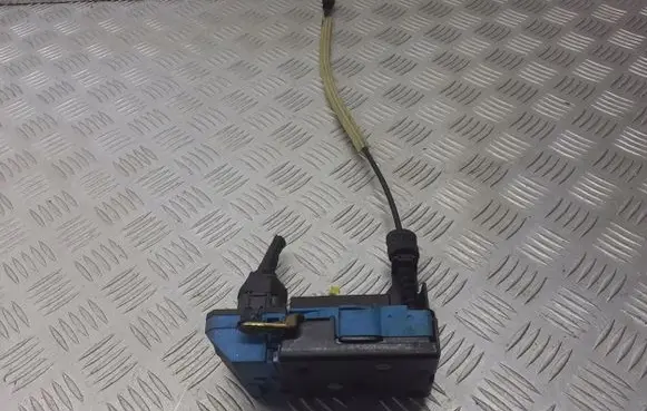 Volvo S60 Front door lock 8650546