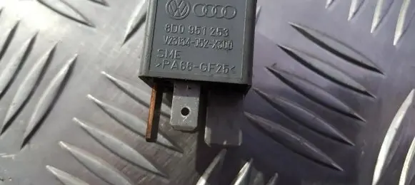 Volkswagen PASSAT B5.5 Other relay 8d0951253 v23134-j52-x300