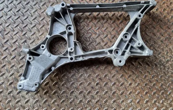 Mercedes-Benz CLS C218 X218 Generator/alternator bracket A6512012009