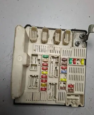 Renault Kangoo I Fuse module 8201044235 1077131287 50J713J00