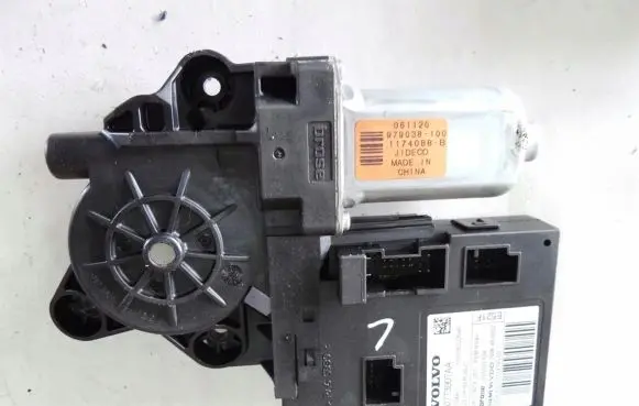 Volvo C30 Front door window regulator motor 754e8hg