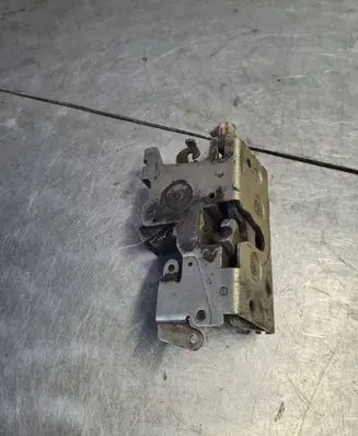 Volkswagen II LT Front door lock 9017200235