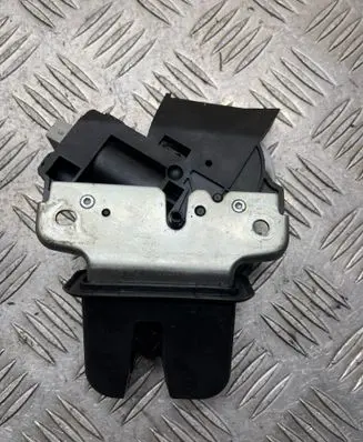 Volkswagen PASSAT CC Loading door lock 