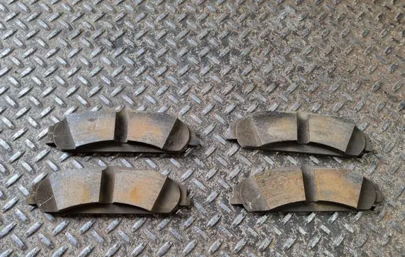 Dodge Challenger Brake pads (front) 