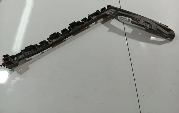 Opel Insignia A Front bumper mounting bracket