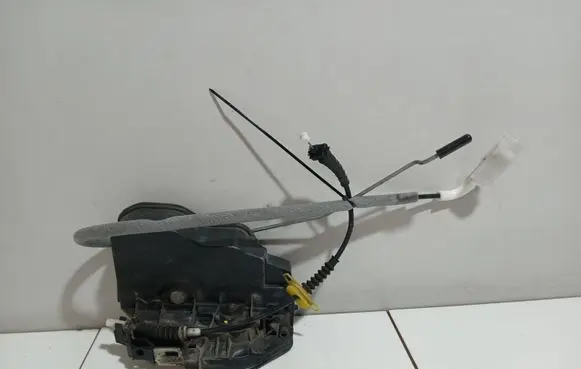 BMW 5 E60 E61 Front door lock 7167067