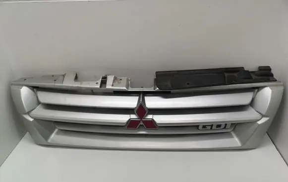 Mitsubishi Pajero Front bumper upper radiator grill