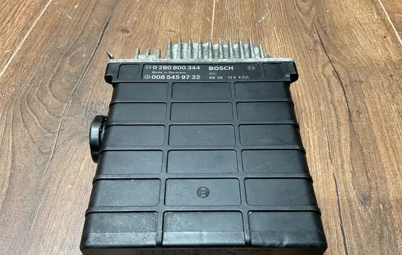 Mercedes-Benz E W124 Engine control unit/module 0280800344 0085459732
