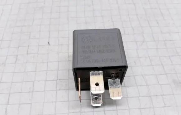 Audi A6 S6 C5 4B Other relay 8D0951253A V23134B52X301