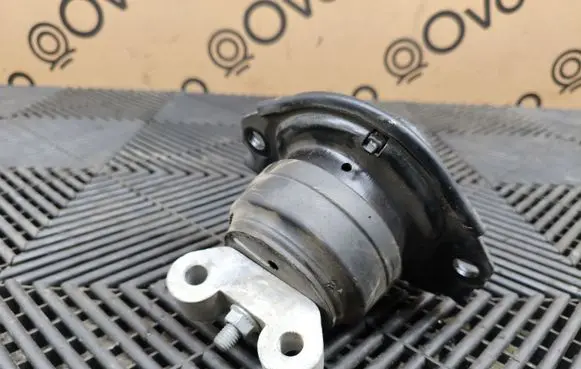 Dodge Challenger Engine mount bracket 