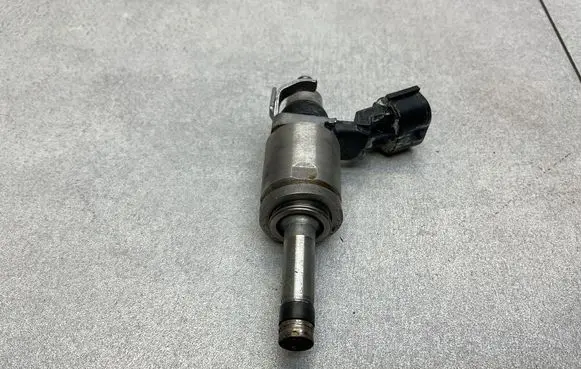 Nissan Juke I F15 Fuel injector AN0170