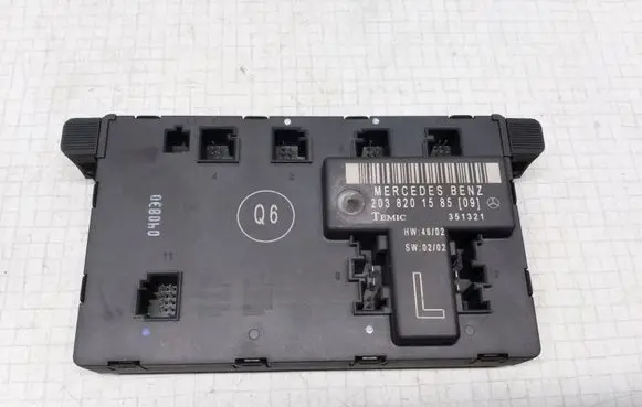 Mercedes-Benz C W203 Door control unit/module 2038201585 TEMIC351321