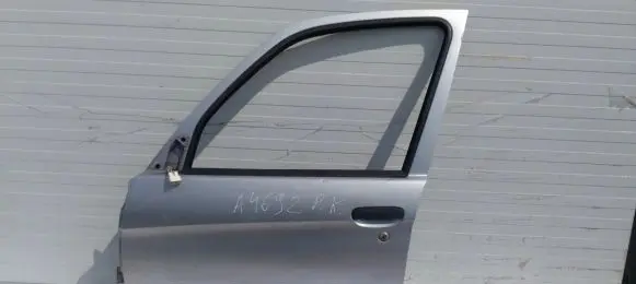 Citroen Xsara Picasso Front door sidabrine