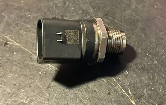 BMW 3 E90 E91 Fuel pressure regulator 816pbtgf30