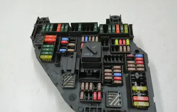 BMW 5 F10 F11 Fuse module 9252813