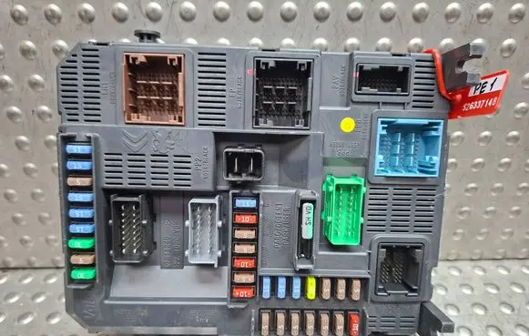 Peugeot 208 I Fuse module S26337148 9678355980
