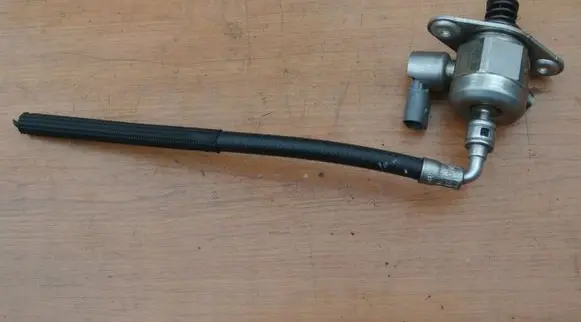 BMW 1 F20 F21 Fuel injection high pressure pump 7607159