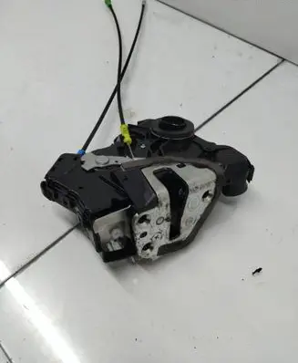 Toyota Auris E180 Front door lock A084219