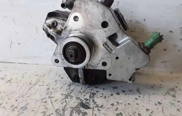 Volvo V70 Fuel injection high pressure pump 30756125