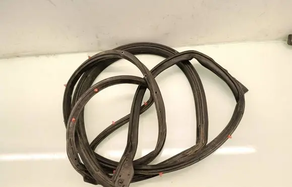 Chrysler Pacifica Sliding door rubber seal 827507