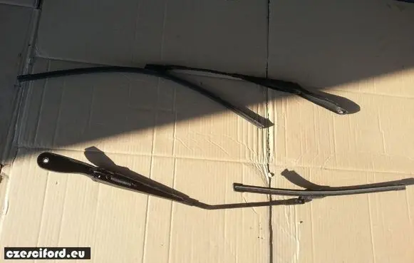 Volvo V50 Front wiper blade arm