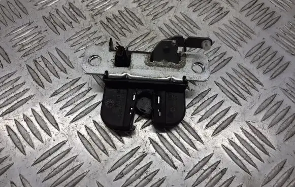 Volkswagen Polo IV 9N3 Tailgate exterior lock 6Q6827505E
