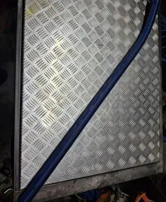 Opel Vivaro Sliding door lower roller guide/hinge 