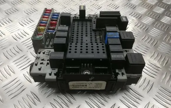 Volvo XC90 Fuse module 08696098 08679899