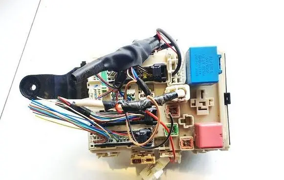 Toyota Avensis T270 Fuse box set 8273005160b