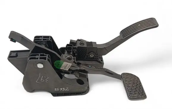 Accelerator throttle pedal
