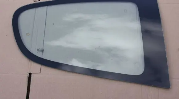 Peugeot 107 Rear side window B000998480