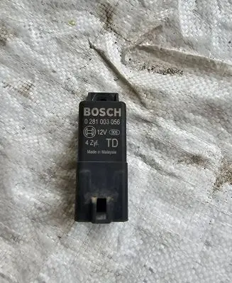 Honda CR-V Glow plug pre-heat relay 0281003056